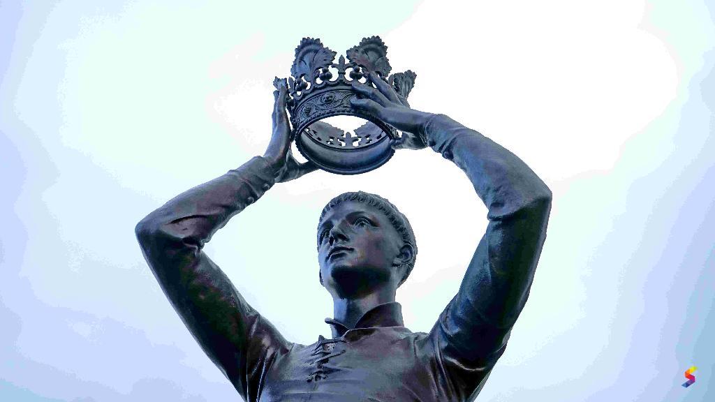 Define Crown, Crown Meaning, Crown Examples, Crown Synonyms, Crown Images, Crown Vernacular