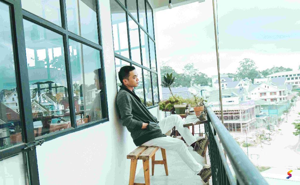 Define Balcony, Balcony Meaning, Balcony Examples, Balcony Synonyms