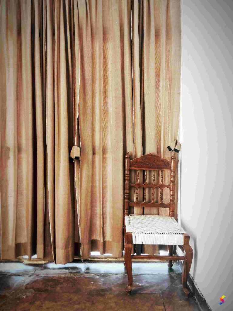 Define Curtain, Curtain Meaning, Curtain Examples, Curtain Synonyms